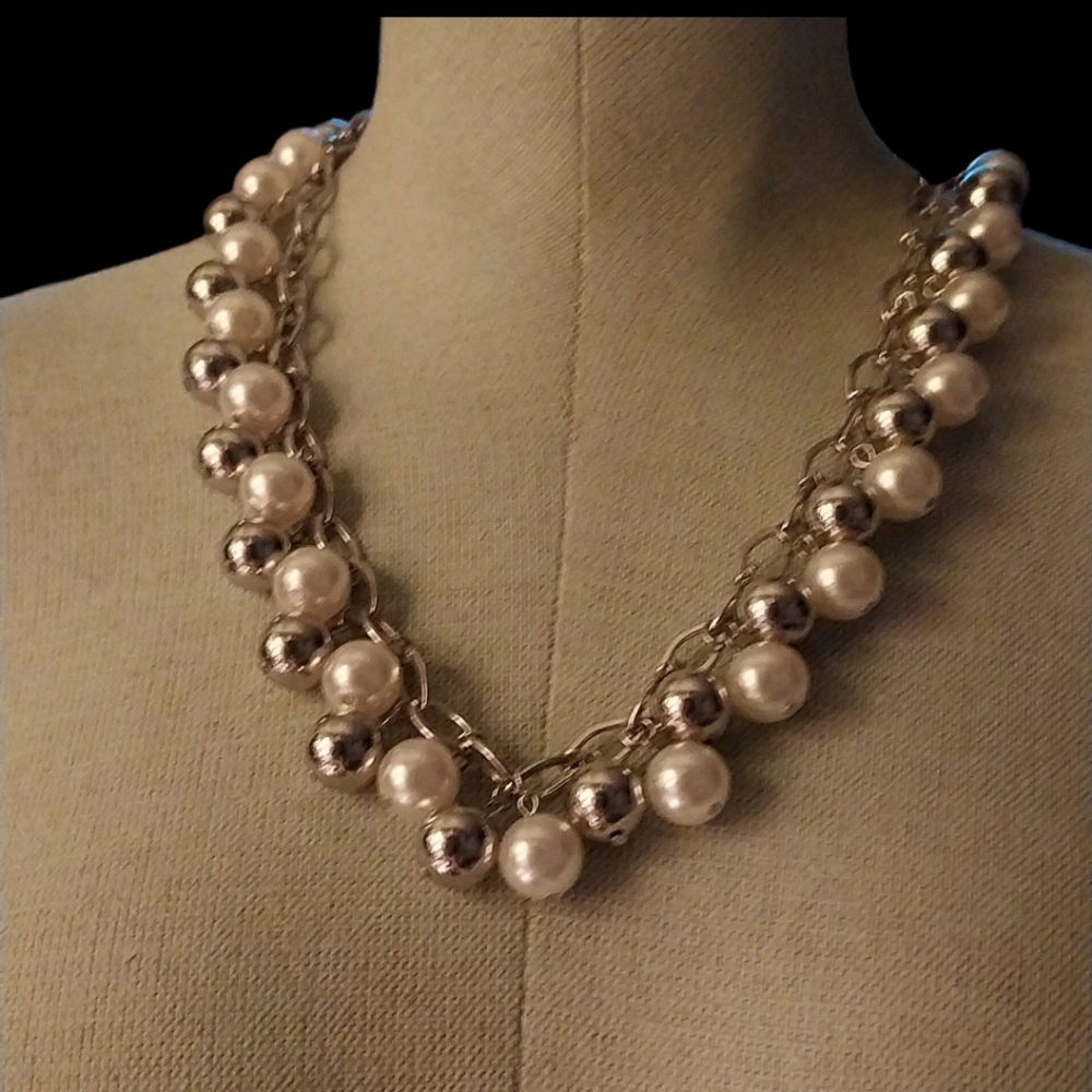 ViVI Silver and Cream Pearl Necklace
